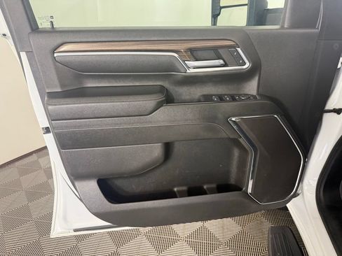 Used 2024 Chevrolet Silverado 2500 LT AWD/4WD image 16