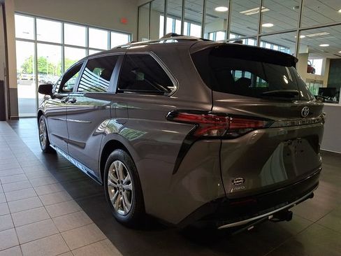 Used 2024 Toyota Sienna Platinum AWD/4WD image 4