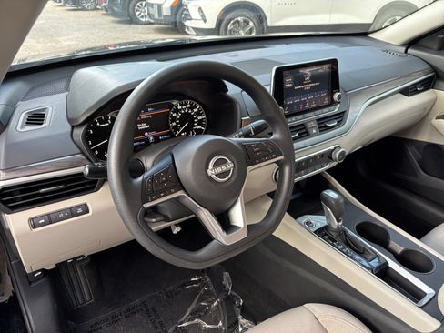 Used 2025 Nissan Altima 2.5 SV FWD image 34