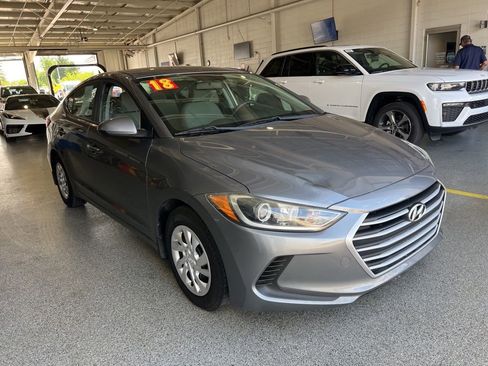 Used 2018 Hyundai Elantra SE w/ Winter Weather Package FWD image 2