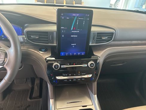 Used 2023 Ford Explorer Platinum w/ Technology Package AWD/4WD image 19