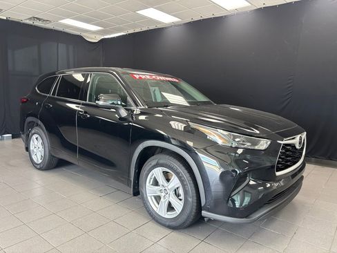 Used 2022 Toyota Highlander L FWD image 1