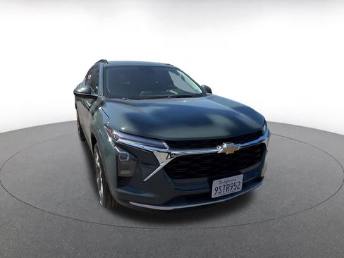 Used 2025 Chevrolet Trax LT FWD image 3