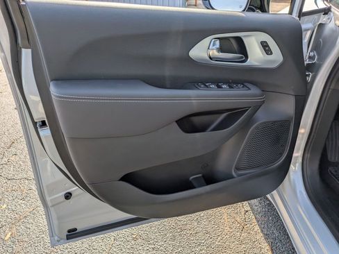 New 2026 Chrysler Pacifica Limited image 11