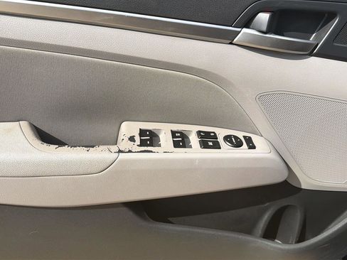 Used 2020 Hyundai Elantra SEL FWD image 17