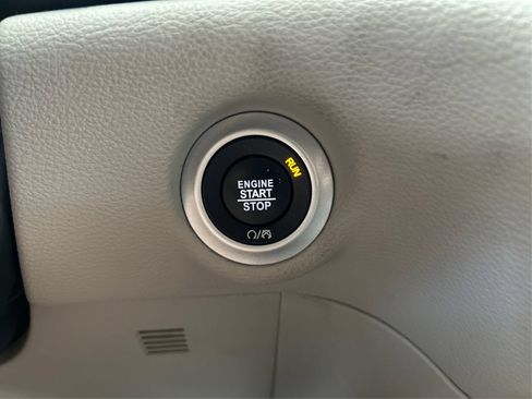Used 2023 Chrysler Pacifica Limited FWD image 27