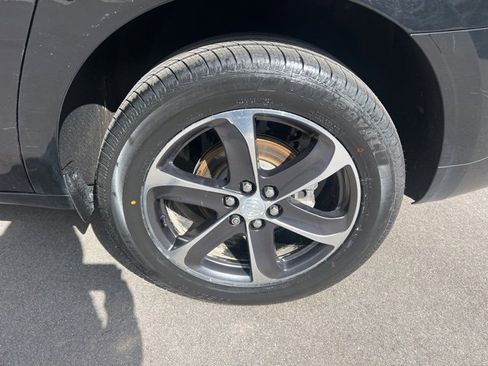 Used 2020 Buick Enclave Essence w/ Sport Touring Edition image 9