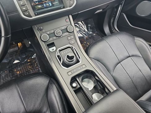 Used 2019 Land Rover Range Rover Evoque SE Premium image 25