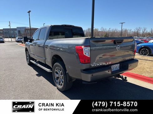 Used 2019 Nissan Titan SV w/ SV Convenience Package image 3