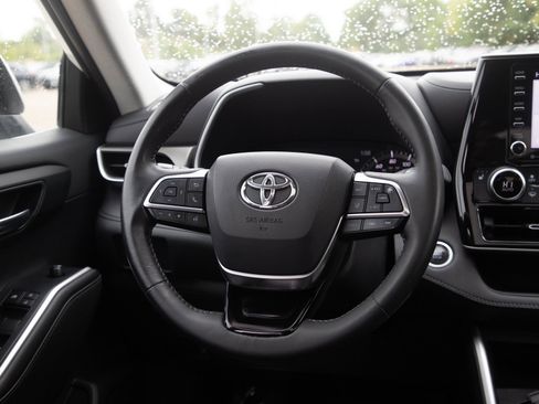 Used 2020 Toyota Highlander XLE AWD/4WD image 18
