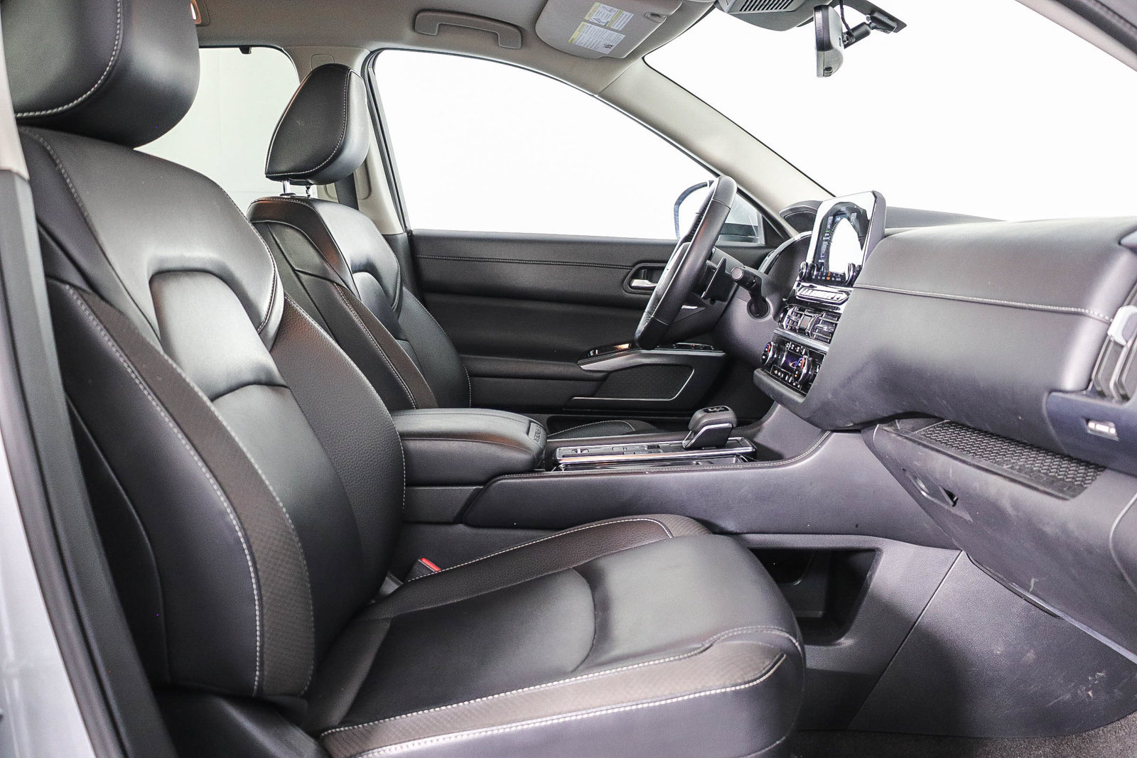 Used 2025 Nissan Pathfinder SL FWD image 17