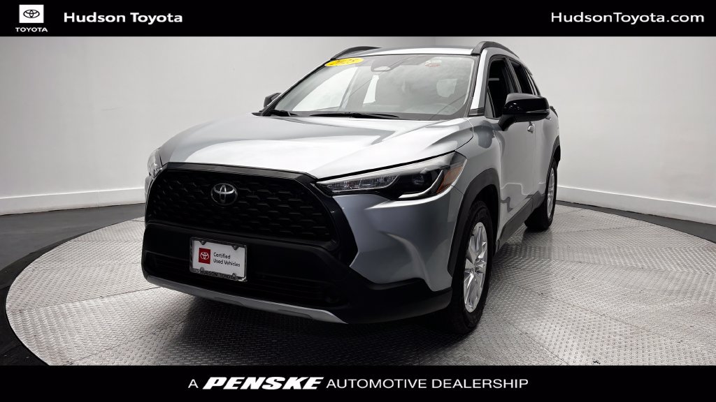 Certified 2025 Toyota Corolla Cross LE FWD image 1