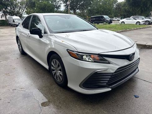 Used 2022 Toyota Camry LE FWD image 4