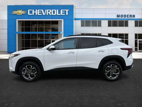 Used 2025 Chevrolet Trax LT w/ Driver Confidence Package image 2