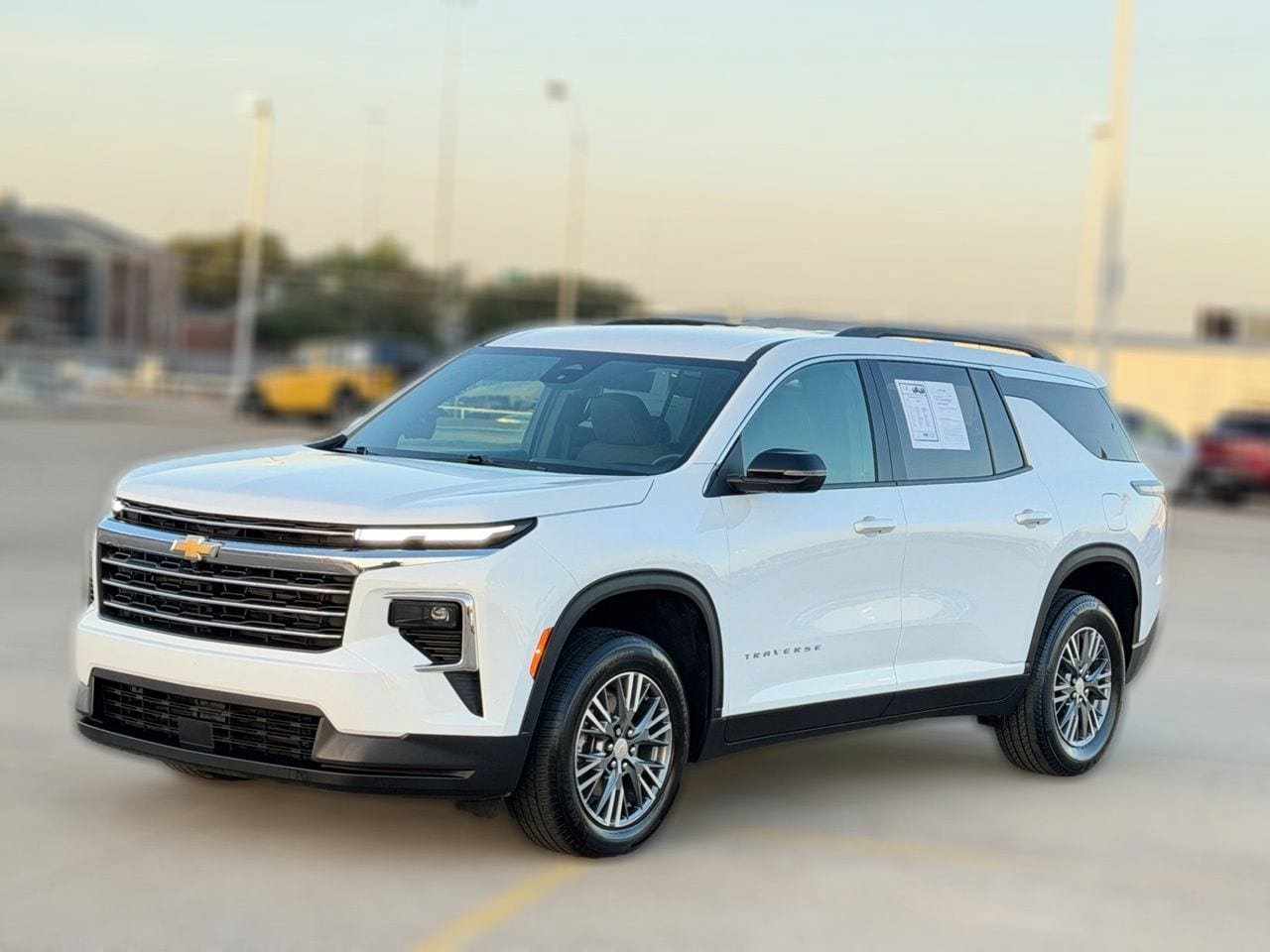 Used 2025 Chevrolet Traverse LT FWD image 3