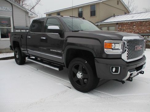 Used 2015 GMC Sierra 2500 Denali w/ Suspension Package, Off-Road image 12