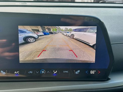 Used 2025 Chevrolet Traverse LT FWD image 14