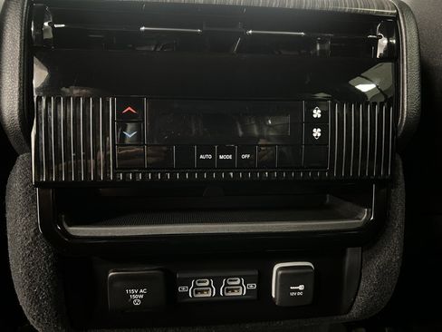 Used 2024 Jeep Wagoneer L Series II w/ Premium Group I image 55