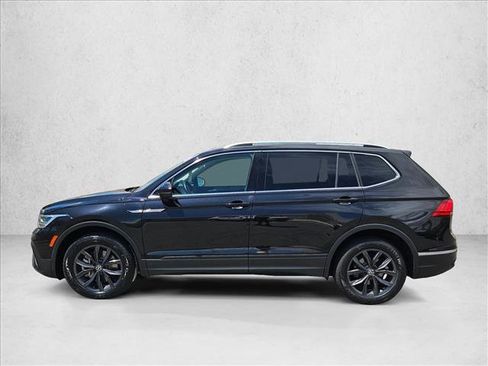 Certified 2022 Volkswagen Tiguan SE w/ Panoramic Sunroof Package FWD image 9