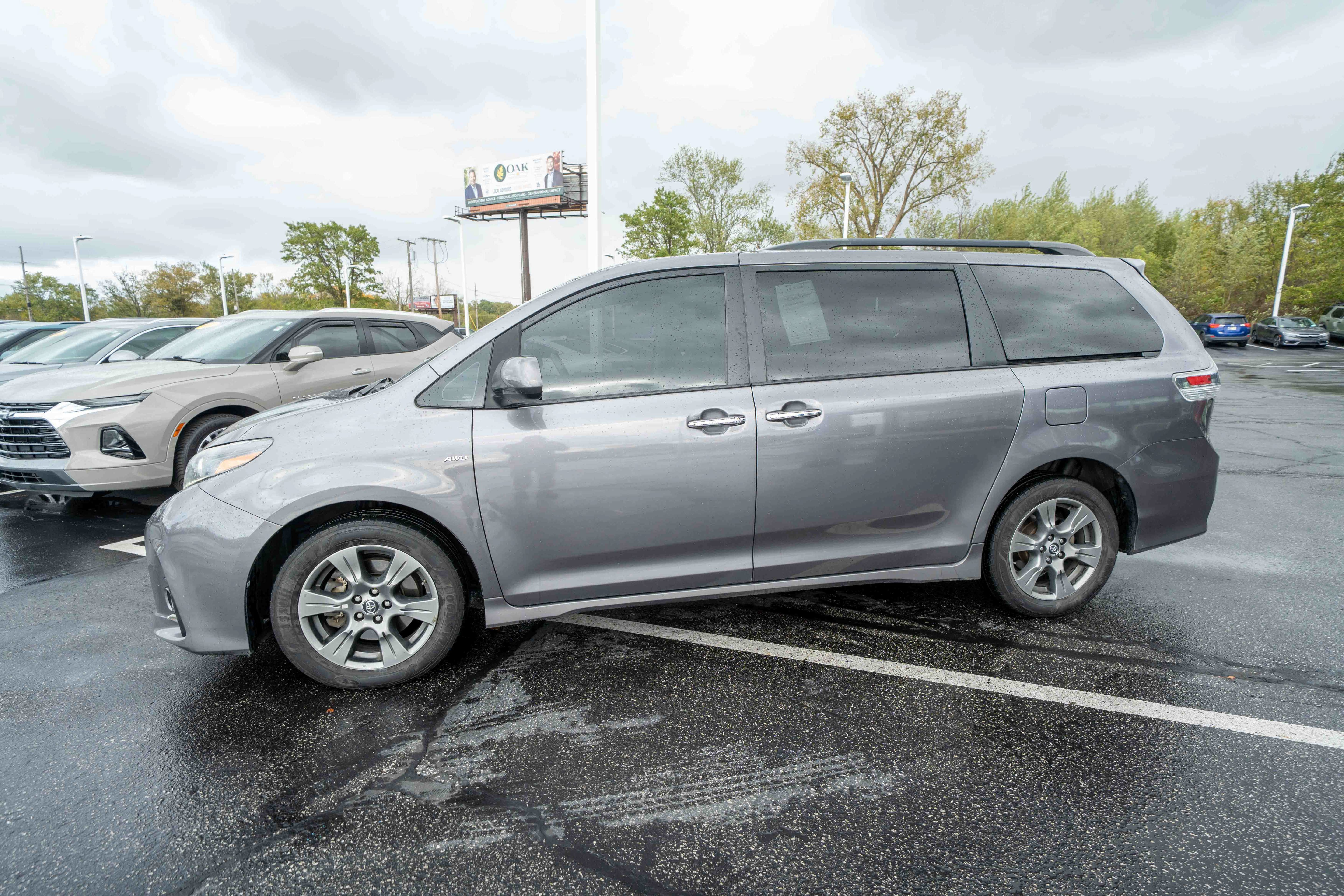 Used 2020 Toyota Sienna SE Premium AWD/4WD image 3