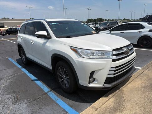 Used 2019 Toyota Highlander XLE AWD/4WD image 2
