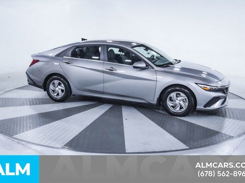 Used 2025 Hyundai Elantra SE image 13