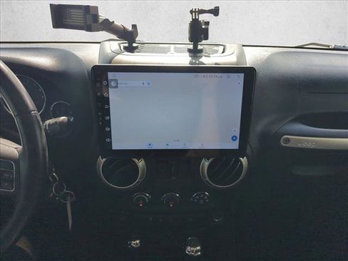 Used 2018 Jeep Wrangler Unlimited Sahara image 12