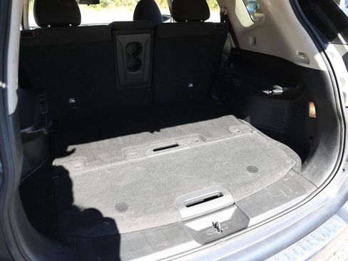 Used 2016 Nissan Rogue SV image 23