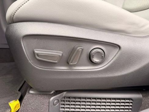 Used 2023 Toyota Sienna Limited FWD image 12
