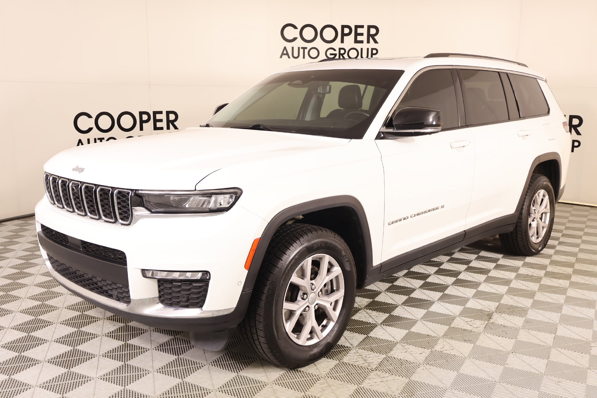 Used 2022 Jeep Grand Cherokee L Limited w/ Luxury Tech Group II RWD image 11