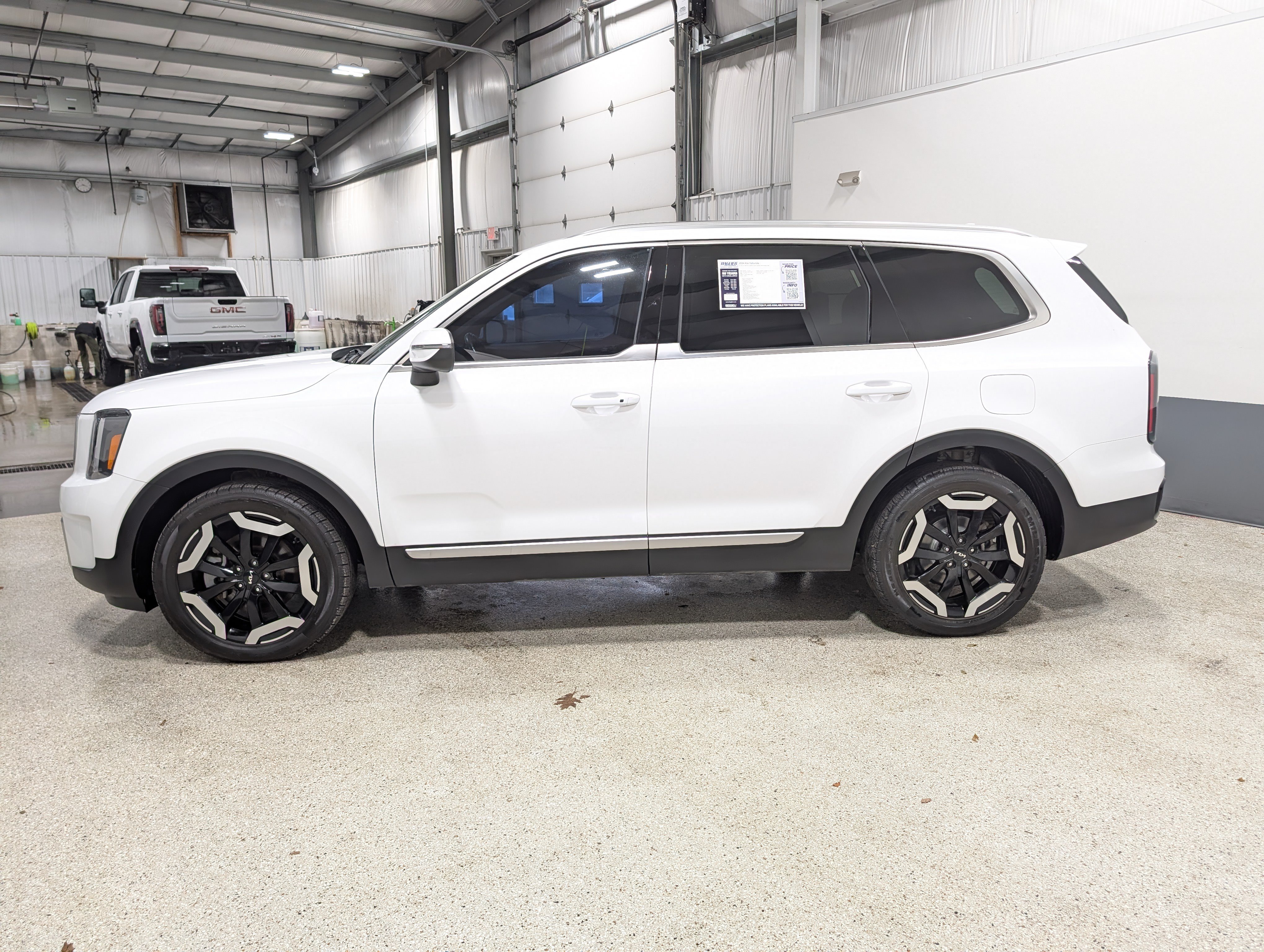 Used 2024 Kia Telluride EX w/ EX Captain's Chair Package AWD/4WD image 6
