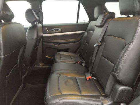 Used 2016 Ford Explorer XLT w/ Equipment Group 202A AWD/4WD image 18