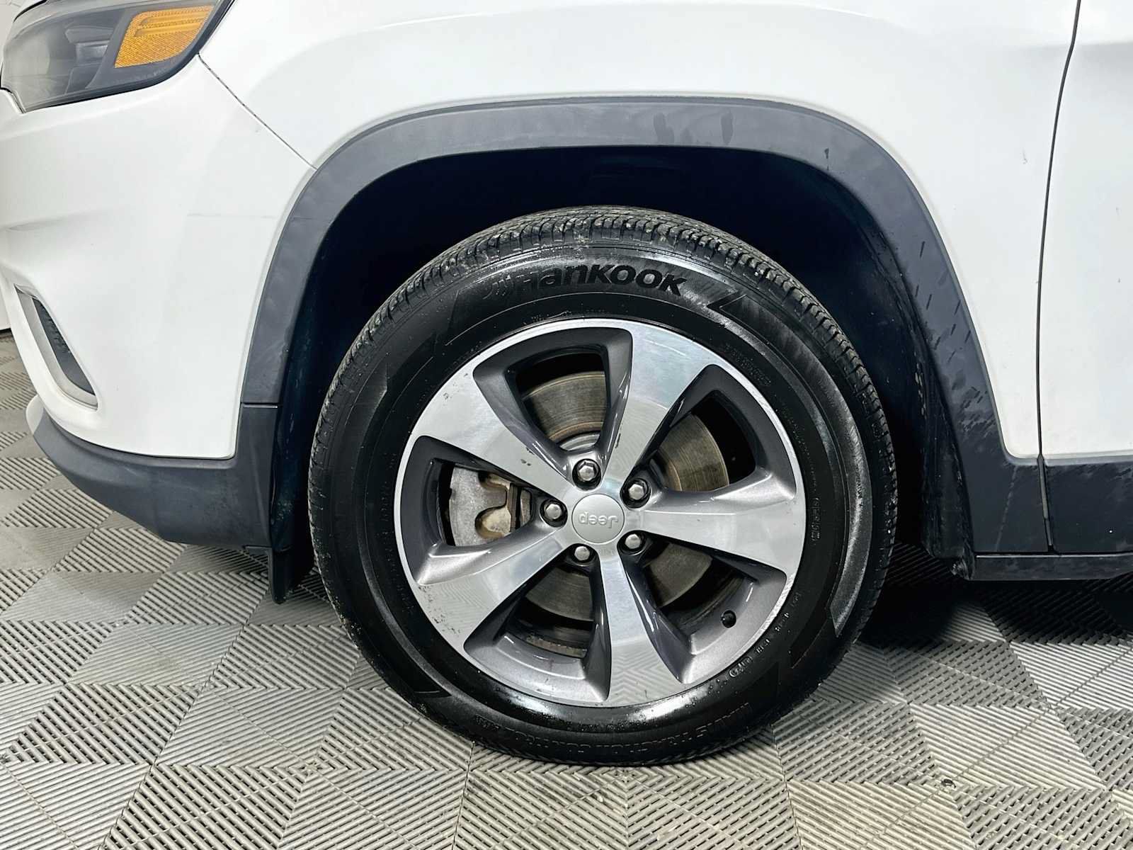 Used 2019 Jeep Cherokee Limited AWD/4WD image 29