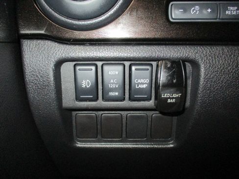 Used 2017 Nissan Titan SV image 22