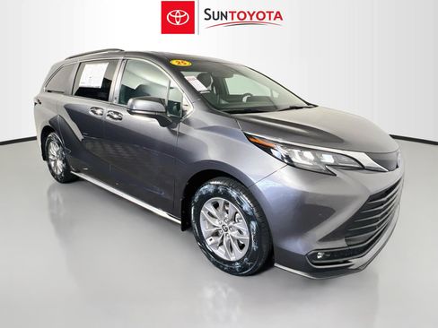 Used 2025 Toyota Sienna XLE FWD image 1