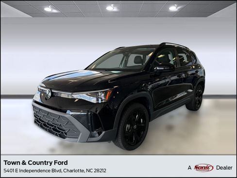 Used 2025 Volkswagen Taos SE AWD/4WD image 1