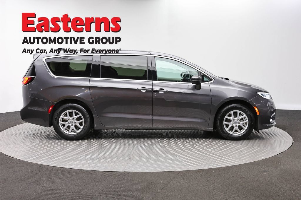 Used 2023 Chrysler Pacifica Touring-L FWD image 4