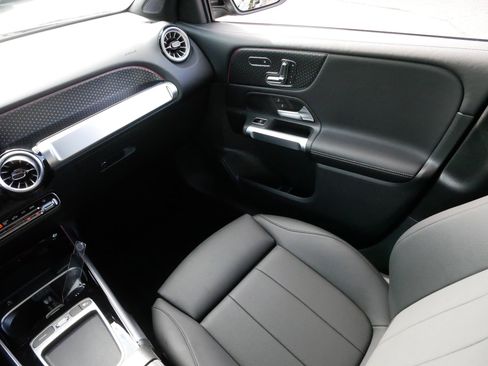 Used 2025 Mercedes-Benz GLB 250 4MATIC image 11