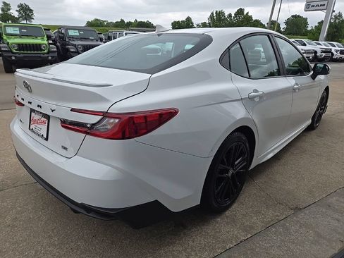Used 2025 Toyota Camry SE FWD image 11