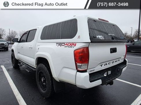 Used 2018 Toyota Tacoma TRD Sport image 4