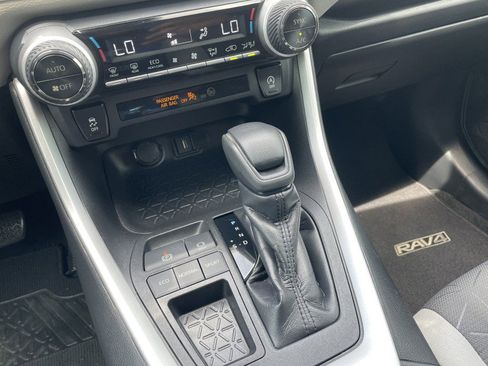 Used 2020 Toyota RAV4 XLE w/ Convenience Package FWD image 19