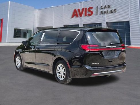 Used 2025 Chrysler Pacifica Select FWD image 9