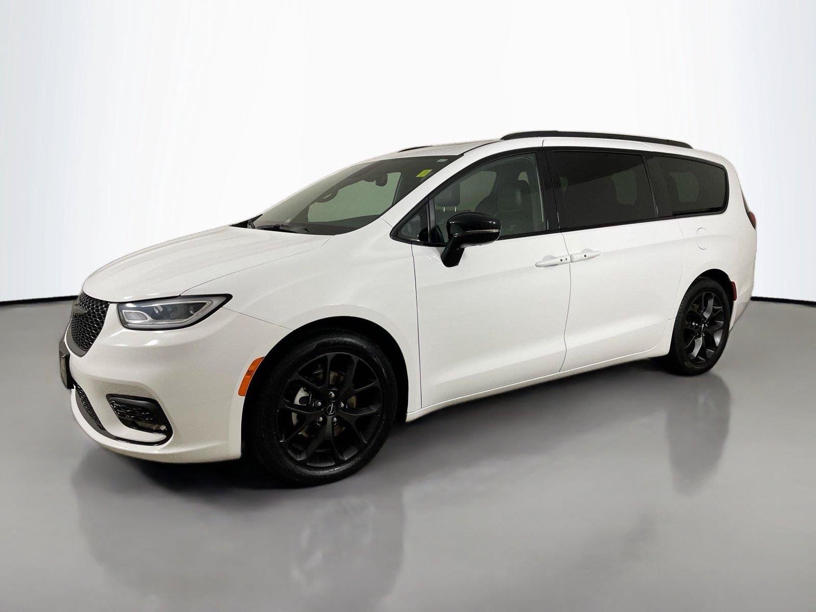 Used 2025 Chrysler Pacifica Limited FWD image 8