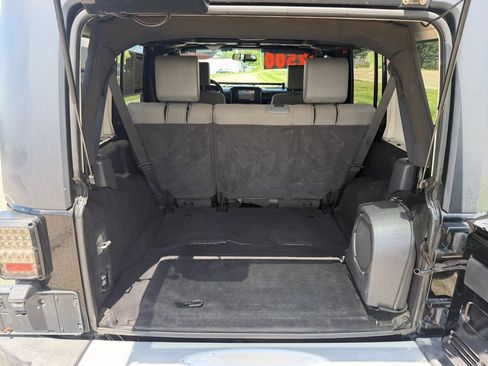 Used 2010 Jeep Wrangler Unlimited Sahara AWD/4WD image 16