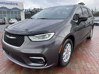 Used 2023 Chrysler Pacifica Touring-L video 1