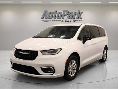 Certified 2025 Chrysler Pacifica Select FWD image 7