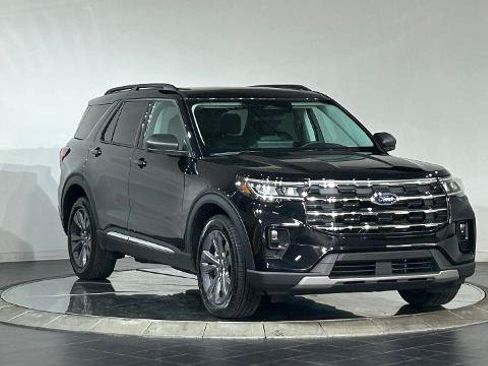 Certified 2025 Ford Explorer Active w/ Active Comfort Package AWD/4WD image 2