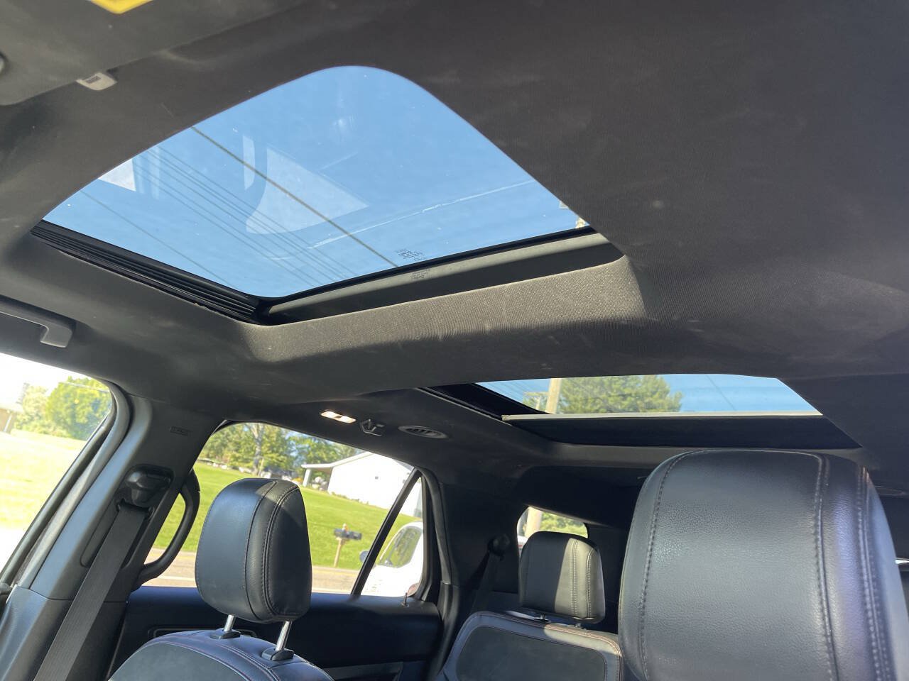 Used 2019 Ford Explorer XLT w/ Equipment Group 202A AWD/4WD image 10