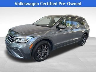 Used 2024 Volkswagen Tiguan SE w/ Panoramic Sunroof Package video 1