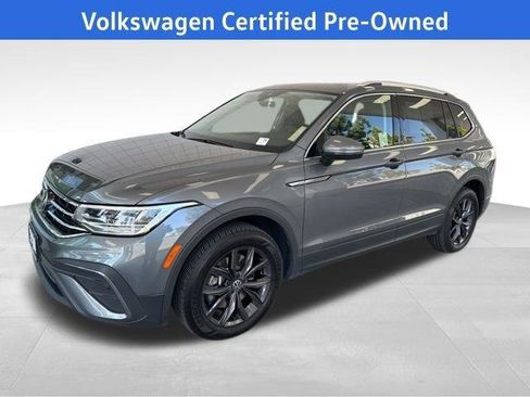 Used 2024 Volkswagen Tiguan SE w/ Panoramic Sunroof Package image 1